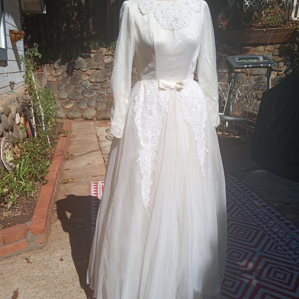 Vintage Bridal  Wedding Dress Size  Small.